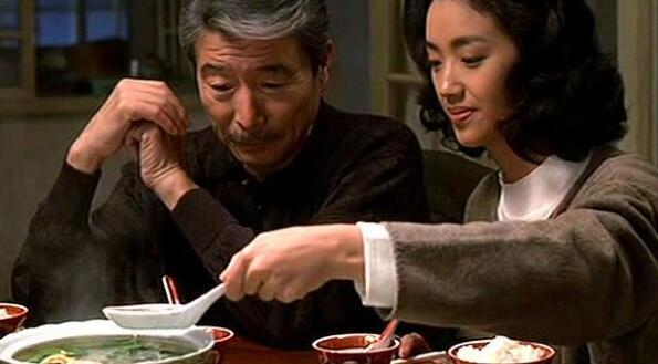 《饮食男女》中女儿和父亲尴尬的关系