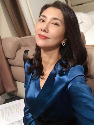 被害了8年的印小天终翻身,毁了他的边潇潇,却嫁金牌导演正得意