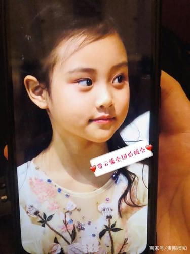 甜馨演出高清图小女神范十足,身穿白色公主裙超有气质