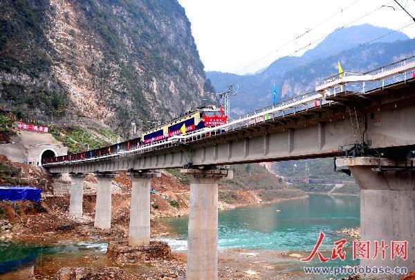 【最新消息】宝成线坠河列车为k165次 车厢中人员安全转移