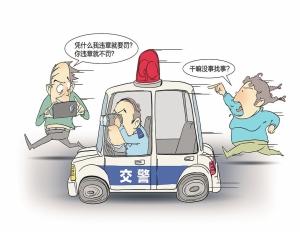 直觉告诉他,开罚单的交警没系安全带.