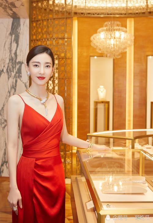 王丽坤吊带红裙性感写真