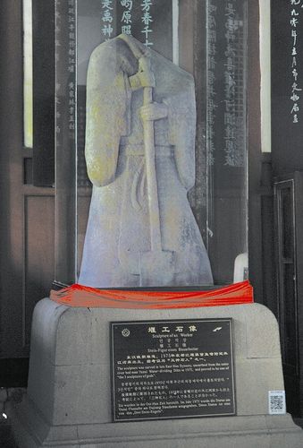 持锸堰工石像.本报记者 肖雨杨 摄