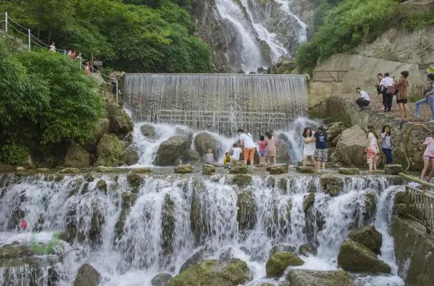 滴水岩瀑布