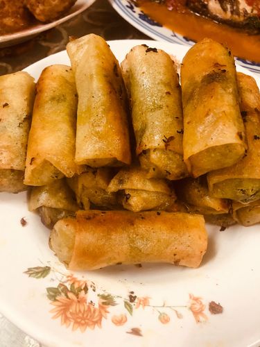 这是春卷,江南小吃,有豆沙馅,菜肉馅,油炸一下,香酥脆甜,好吃极了!