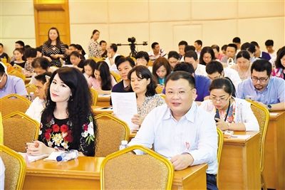 林晓辉出席深圳市福田区慈善会会议. 本版图片:受访者提供