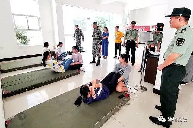 体能测试,仰卧起坐 据了解,今年我市报名应征女兵的适龄女青年有200