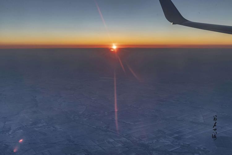 在飞机上拍的日出
