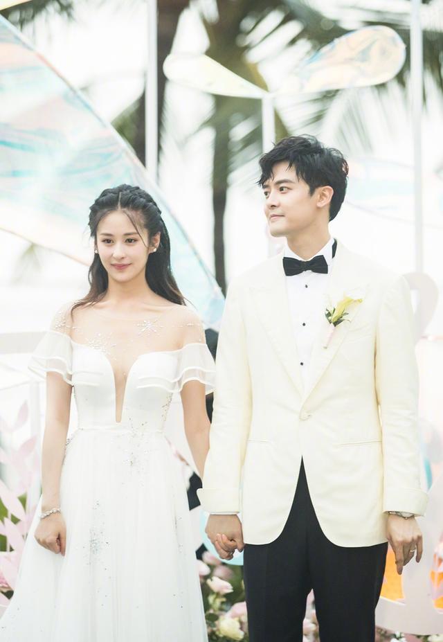 原创颖儿踩点晒全家福为老公庆生付辛博胡子拉碴女儿躺怀里好乖巧