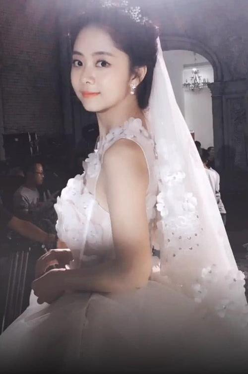 谭松韵唯一一张婚纱照曝光,镜头拉近后,这才是新娘该有的样子