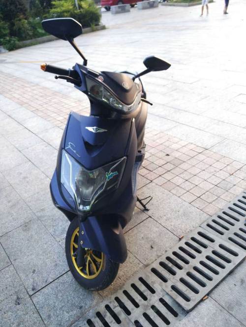 全新轩马电动车原价2800,现2300出售 才骑一个月