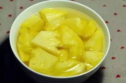 核去皮,加入所有材料煮40min即可 功效:补中益气,滋补消滞 蜜桃菠萝汤