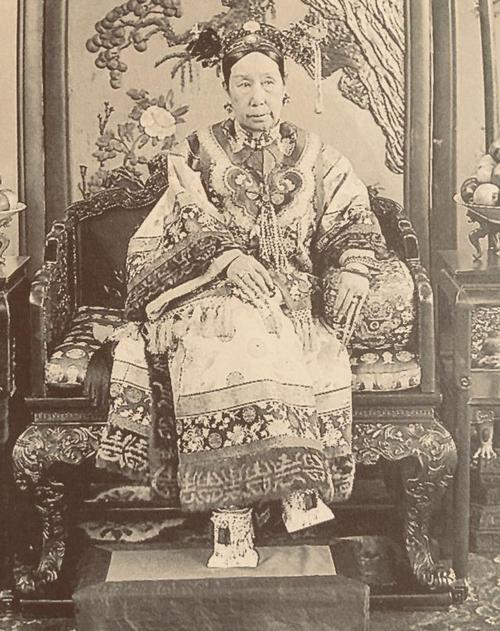 老照片:慈禧脚大,受"小脚为美"影响,经常这样做,从不露马脚