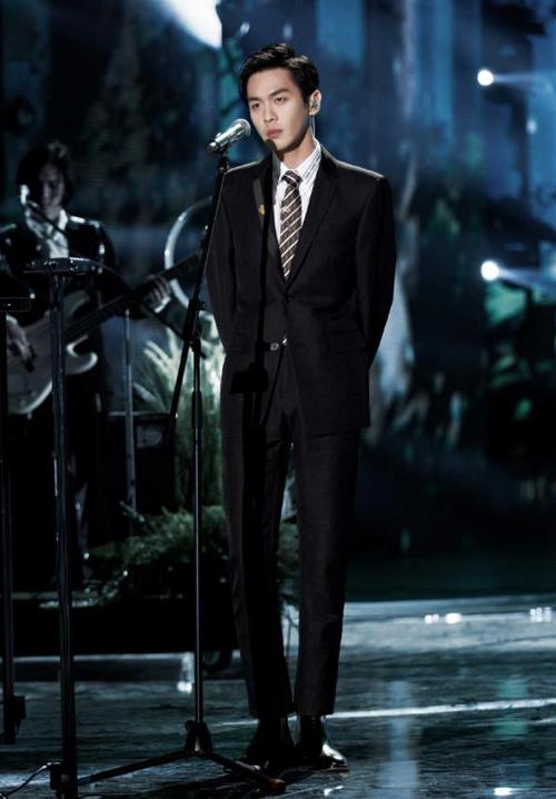 男明星为了瘦也很拼,张若昀穿黑西服出镜,瘦出了筷子腿