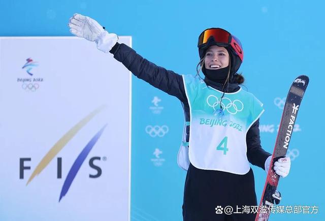 中国运动员谷爱凌获得奥运滑雪冠军她果断放弃美国身份归国效力