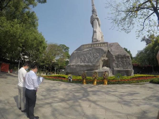 怀着对革命先烈的无比敬仰之情,沿着阶梯一步一步走上烈士陵园