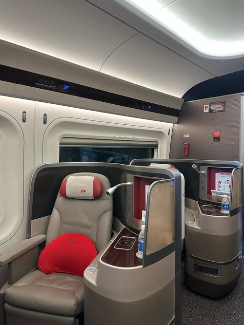 复兴号智能动车的商务座和大型机反鱼骨的商务舱座位