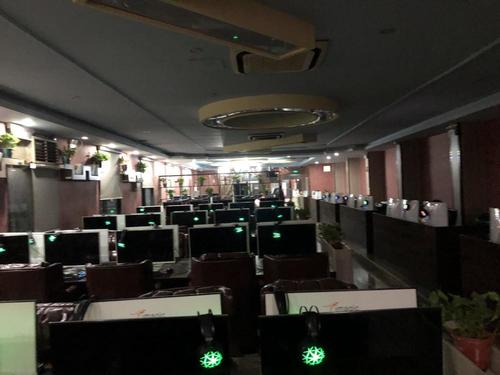 朋友的网吧上网没几个人.