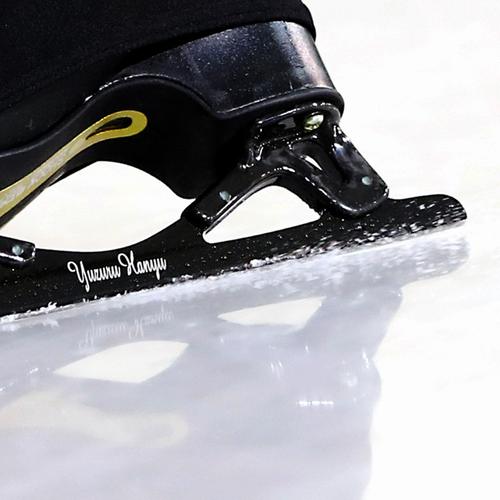 连续2届冬奥会获得金牌的羽生结弦的滑冰鞋=摄于2月12日(远藤启生)