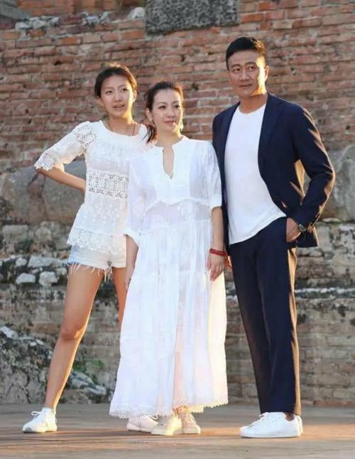 胡军老婆才是真尤物,旗袍穿出"凹凸"身材,女儿比妈妈