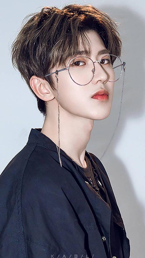 对应隔壁审美贴,我能get到蔡徐坤之前拍芭莎的照片.