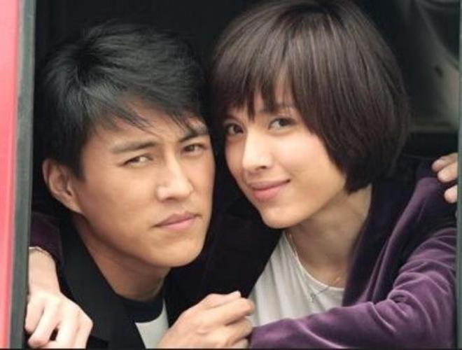 靳东有几个孩(靳东老婆晒2儿子近况)