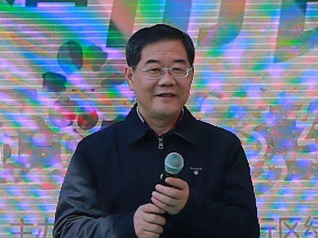副区长吴志宏宣布闵行区第五届市民绿化节开幕