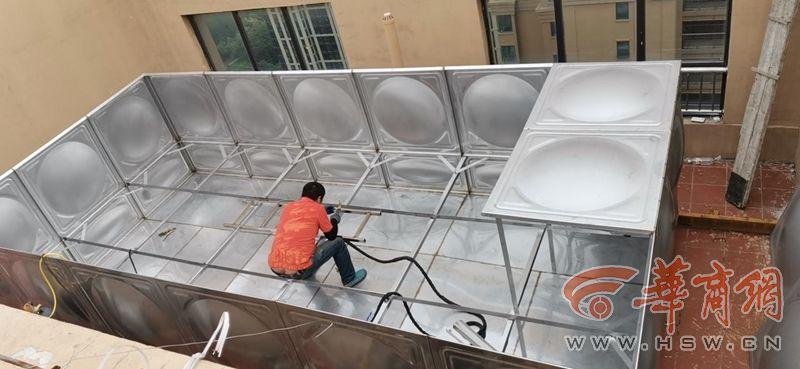 西安普华浅水湾熙岸8号楼顶又建了个消防水箱 这栋楼还能撑住这重量吗