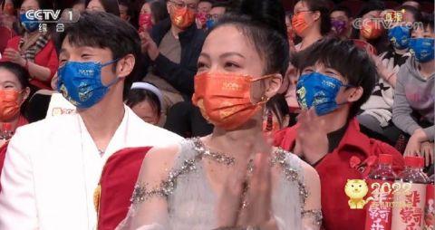 李荣浩张韶涵晚会同框 被网友调侃"大眼瞪小眼"