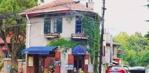 正文   在青岛大学路基本等同于文艺的代名词   这条路上汇集了青岛