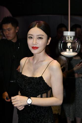 秦岚穿鱼骨收腰吊带裙显得身材真饱满换个风格太惊艳