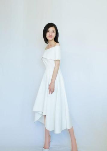 杨子姗的脚要穿童鞋吧,穿"饺子鞋"还长出一截?史上最小的脚了