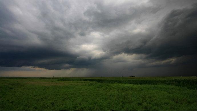乌云,绿草与希望