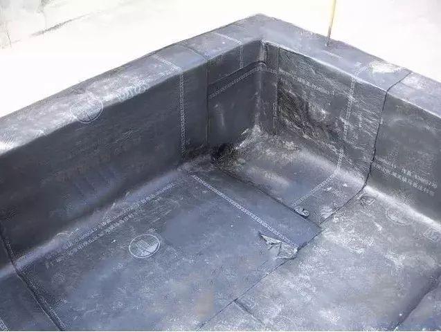 存在问题:刚性防水层空鼓,开裂
