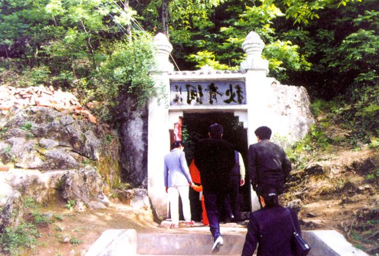  p>狄青洞位于河南省内乡县 a href="#" data-lemmaid="5534748">西