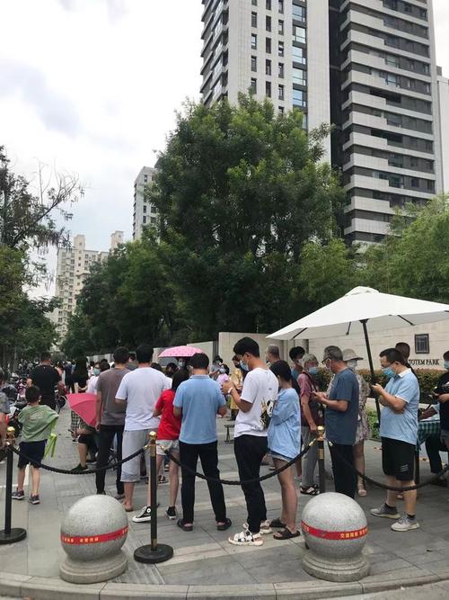 直击第三轮核酸检测有居民不听社区通知自行扎堆排队