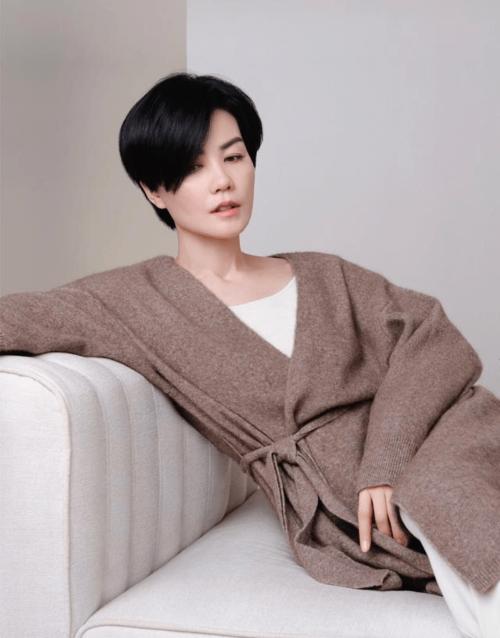 原创王菲拍大片剪短发,又美又飒像25岁,但修图都是假的本人老了!