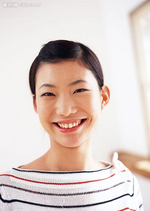 女性清新笑容摄影图__日常生活_人物图库_摄影图库_昵