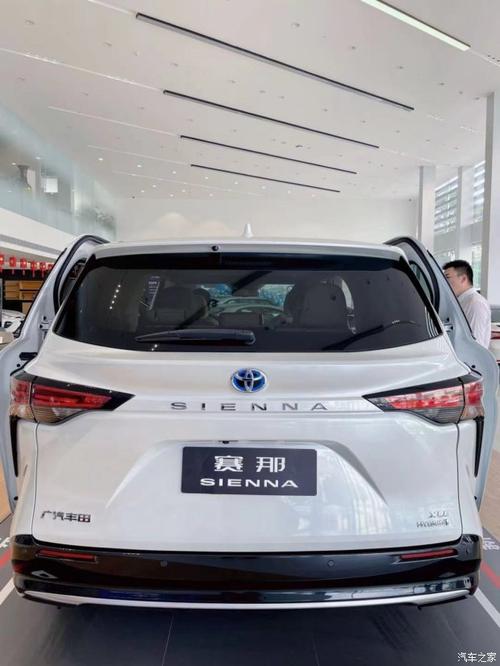 云南首台广汽丰田赛那亮相中升滇池店