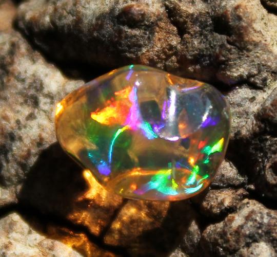 变彩宝石墨西哥火欧泊天然裸石随型异型橘黄底净透炫彩1.38克拉