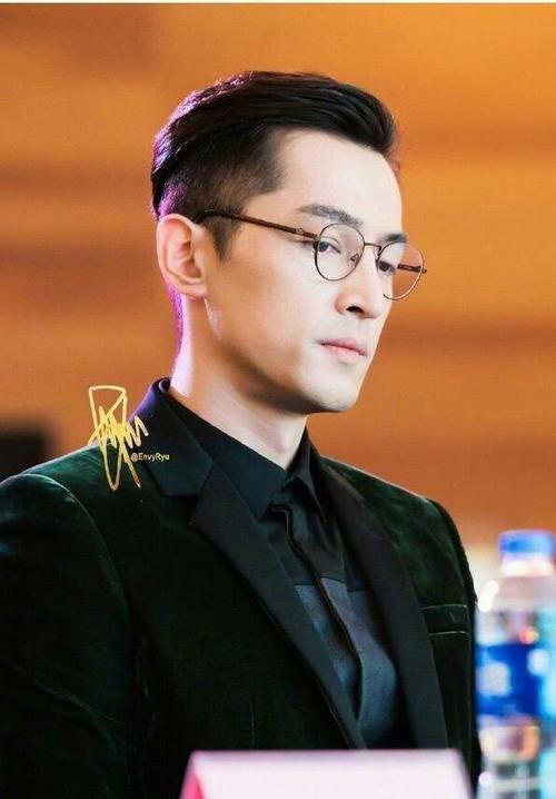 娱乐圈戴眼镜的各位男神,胡歌,白敬亭,李易峰你的爱豆在榜吗?