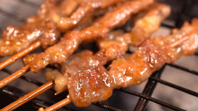 烤羊肉串鲜嫩弹牙,烤肉焦香酥脆,一口俘获你的胃!