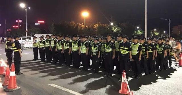 场面壮观!桂林昨晚出动80余名警力,漓江桥戒备森严,怎么回事?