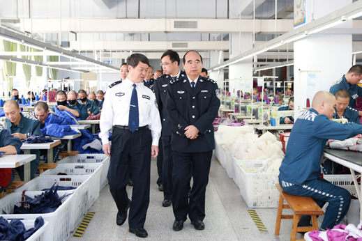 王峰局长和三门峡监狱狱长交谈