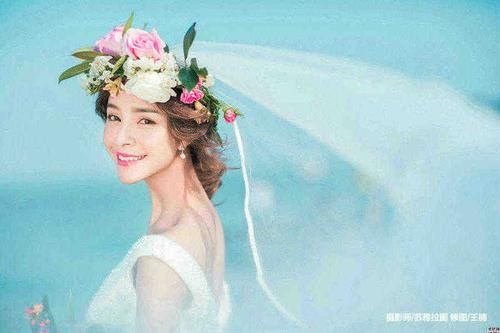 小拖尾婚纱配多长头纱合适 新娘佩戴白色头纱尺寸拍摄婚纱照图片