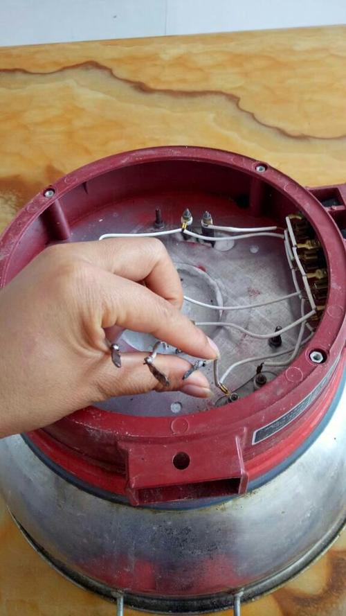 电炒锅插电线这里烧坏了,,怎么把内部接线改一下,不用开关控制?