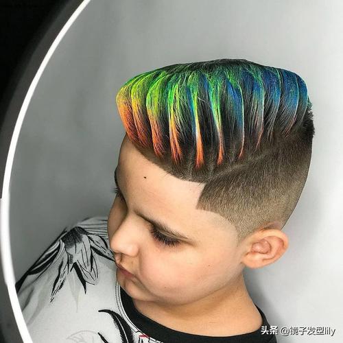 但是现在的小男孩发型款式就比较多样了 ,无论是超短发还是稍长一点的