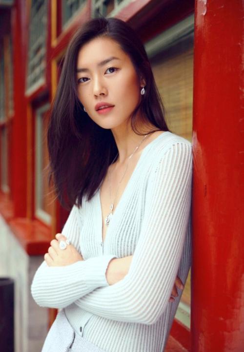 刘雯明星佩戴尚美巴黎chaumet珠宝加冕•爱 夜圆•星辰