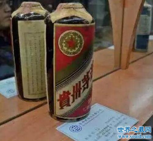 下面这瓶陶酒瓶茅台酒生产于1956年,在2012年被售出184万的天价,令人