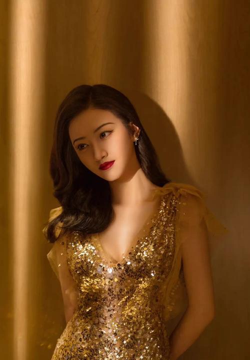 景甜鎏金亮片裙造型#景甜最新活动造型96,身穿鎏金亮片裙,高贵又